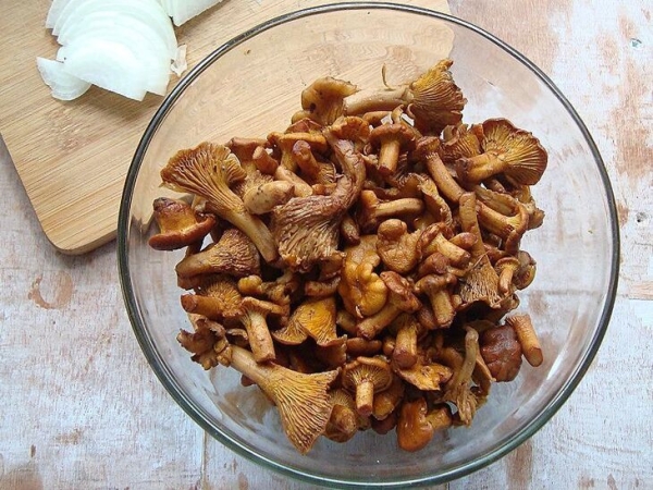 Запечённые лисички в сметане Запечённые лисички в сметане