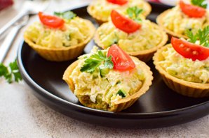 Тарталетки с сыром и огурцом Тарталетки с сыром и огурцом