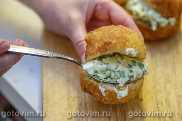 Несладкие пончики с салатом из сыра, яиц и зелени Несладкие пончики с салатом из сыра, яиц и зелени