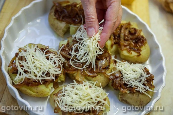 Мятый картофель с жареным луком и сыром Мятый картофель с жареным луком и сыром