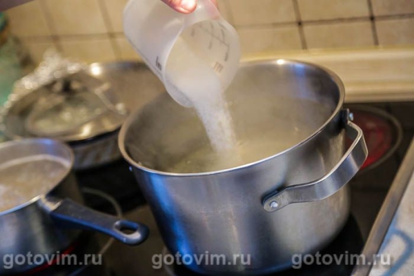 Компот с яблоками, красной и черной смородиной