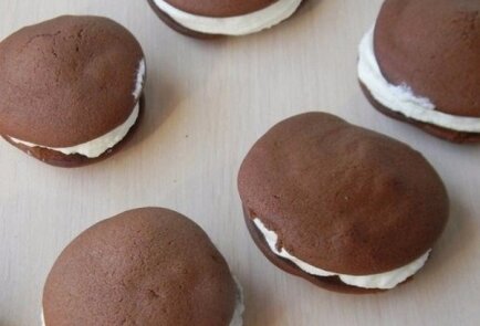 Шоколадное пирожное «Вупи» со сливочным кремом Шоколадное пирожное «Вупи» со сливочным кремом