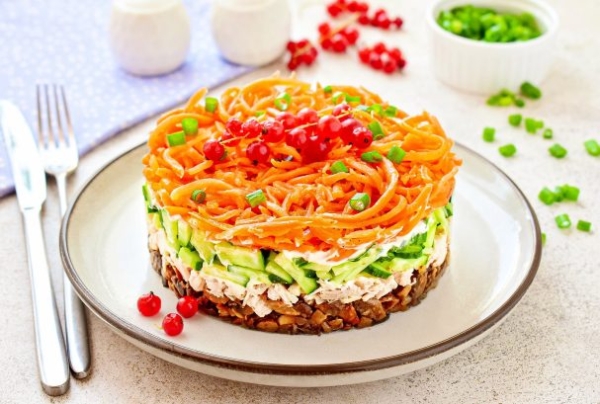 Салат "Восторг" с корейской морковью Салат "Восторг" с корейской морковью