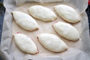 Пирожки с вишней и клубникой Пирожки с вишней и клубникой