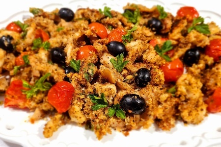 Кальмары запеченные с помидорами черри и оливками