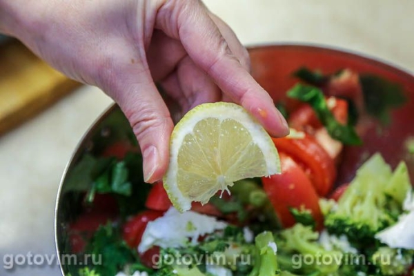 Овощной салат из брокколи с помидорами и моцареллой Овощной салат из брокколи с помидорами и моцареллой