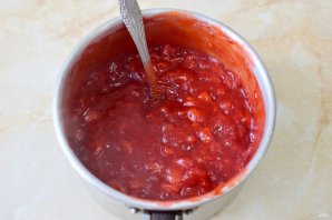 Медовик с клубникой и сметанным кремом Медовик с клубникой и сметанным кремом