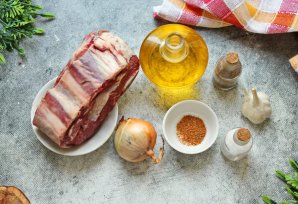 Говяжьи ребрышки в казане с луком Говяжьи ребрышки в казане с луком