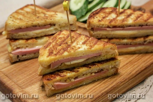 Сэндвич с колбасой и сыром в яйце Сэндвич с колбасой и сыром в яйце