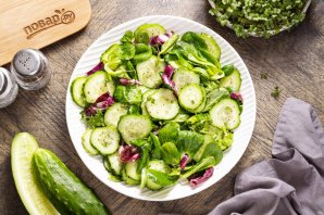 Салат из зелени и огурцов Салат из зелени и огурцов