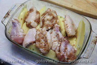 Куриные крылышки в горчичном маринаде, запеченные с картофельными дольками