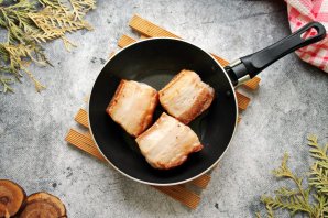 Свиная грудинка в пиве на сковороде Свиная грудинка в пиве на сковороде