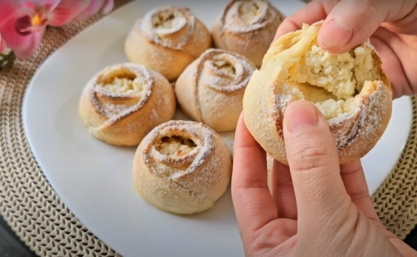 Простой и быстрый десерт из обычного теста. Нежные творожные розочки Простой и быстрый десерт из обычного теста. Нежные творожные розочки