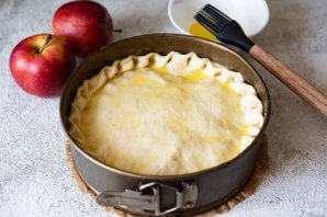 Слоеный пирог с яблоками из готового теста
