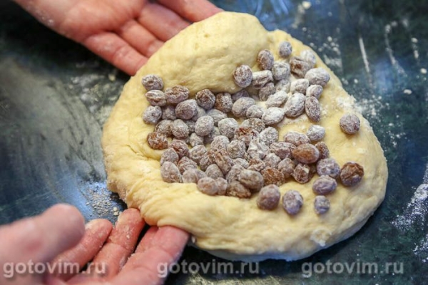 Кулич с изюмом и шоколадной начинкой Кулич с изюмом и шоколадной начинкой