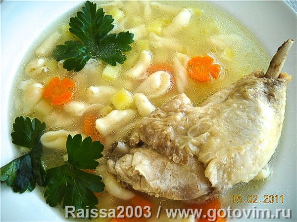 Куриный бульон с домашней лапшой