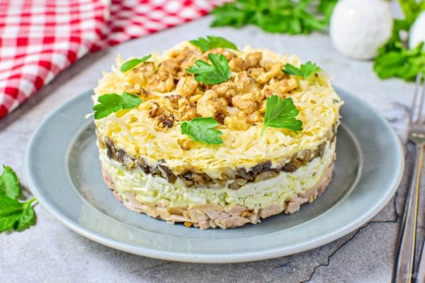 Слоёный салат с копчёной курицей