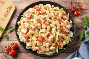 Салат "Цезарь" с креветками классический простой Салат "Цезарь" с креветками классический простой