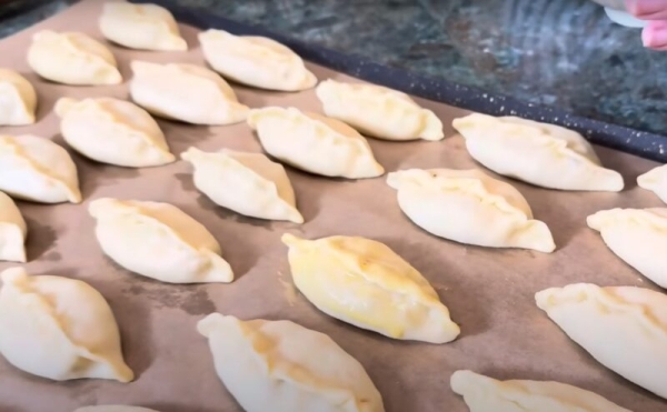 Сытные пирожки по сказочному рецепту. Вкусно, по-домашнему: каждая хозяйка мечтает их приготовить Сытные пирожки по сказочному рецепту. Вкусно, по-домашнему: каждая хозяйка мечтает их приготовить