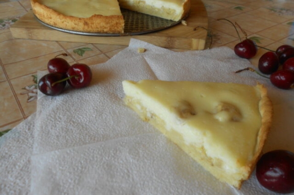 Нежный банановый пирог со сметанной заливкой Нежный банановый пирог со сметанной заливкой