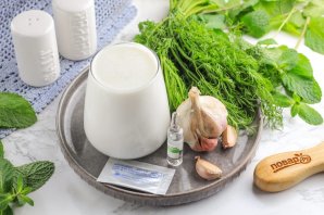 Домашний сыр с зеленью и чесноком Домашний сыр с зеленью и чесноком