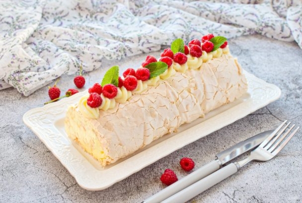 Меренговый рулет с заварным кремом Меренговый рулет с заварным кремом