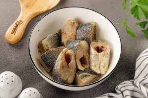 Тушеная рыба в сметанном соусе