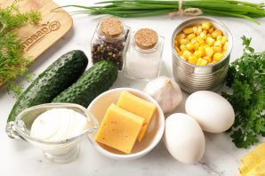 Салат с яйцом, сыром, кукурузой и огурцом