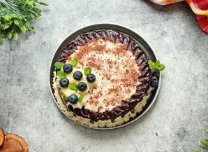 Шоколадный торт с малиной и голубикой