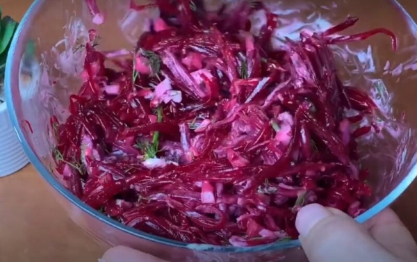 Свекольный салат всего из 3-х ингредиентов. Простой, вкусный и полезный рецепт на каждый день Свекольный салат всего из 3-х ингредиентов. Простой, вкусный и полезный рецепт на каждый день