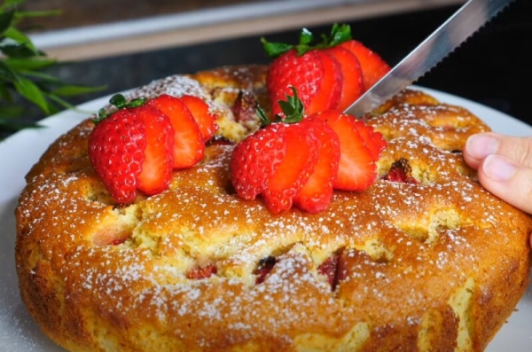 Возьмите 2 яйца и немного муки. Невероятно вкусный пирог с клубникой: всё смешал и готово