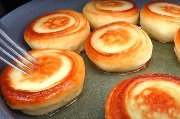 Высокие пышные оладьи c начинкой на кефире. Быстрый завтрак для всей семьи Высокие пышные оладьи c начинкой на кефире. Быстрый завтрак для всей семьи