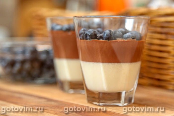 Двухцветный баварский крем с голубикой Двухцветный баварский крем с голубикой