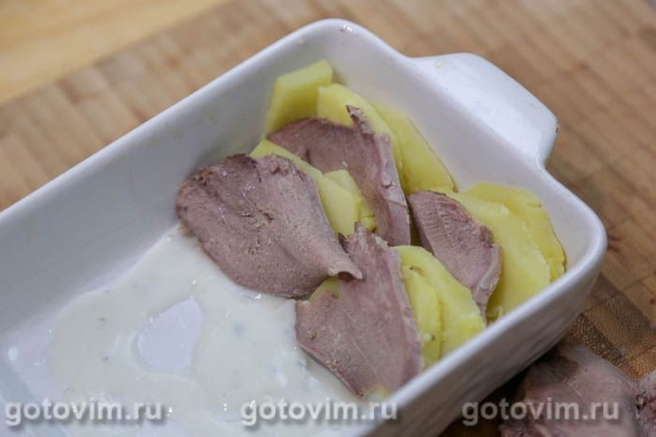 Запеканка из свиного языка с картофелем и сырным соусом бешамель в микроволновке