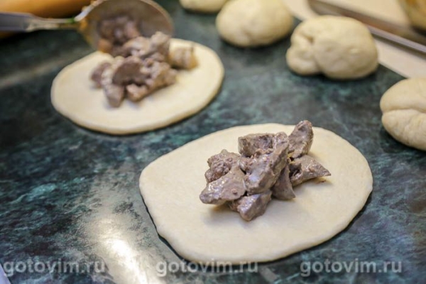 Булочка-плетенка с куриной печенью Булочка-плетенка с куриной печенью