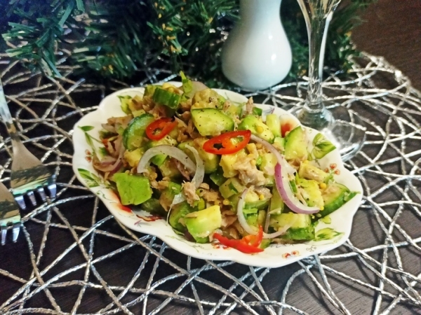 Салат с авокадо и тунцом Салат с авокадо и тунцом
