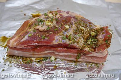 Запечённая свиная грудинка с чесноком в фольге Запечённая свиная грудинка с чесноком в фольге