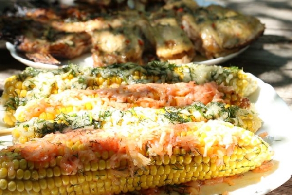 Кукуруза с сыром и камбала с чесноком на углях