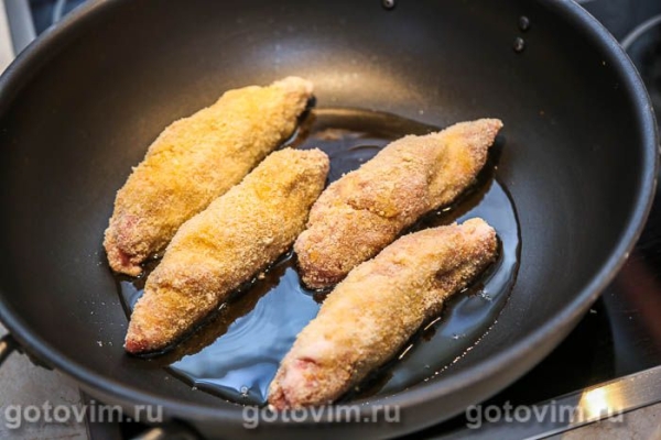 Мясные рулетики в панировке с моцареллой и помидорами Мясные рулетики в панировке с моцареллой и помидорами