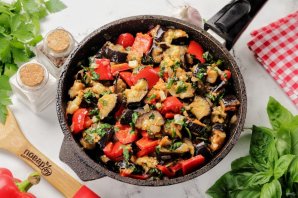 Баклажаны, жаренные с перцем и помидорами Баклажаны, жаренные с перцем и помидорами