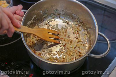 Солянка из квашеной и свежей капусты с нутом и курагой
