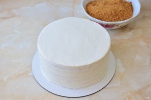 Медовик с клубникой и сметанным кремом Медовик с клубникой и сметанным кремом