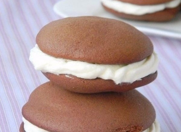 Шоколадное пирожное «Вупи» со сливочным кремом Шоколадное пирожное «Вупи» со сливочным кремом