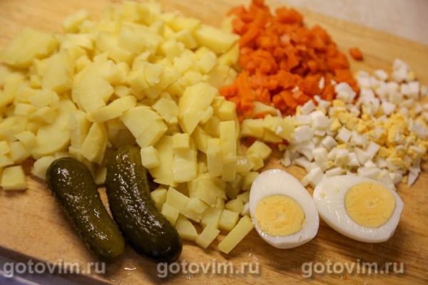 Салат Оливье с жареной свининой