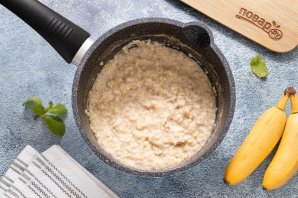 Овсянка с бананом и арахисовой пастой Овсянка с бананом и арахисовой пастой
