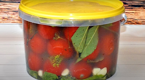 Солёные помидоры на зиму. Рецепт под закатку для хранения в квартире