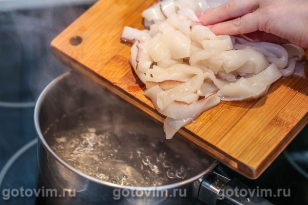 Салат греческий с кальмарами и овощами