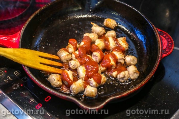 Булочка с колбасками и карамелизированым луком Булочка с колбасками и карамелизированым луком