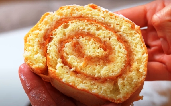 Мягкий ароматный рулет с яблочной начинкой. Рецепт за 15 минут Мягкий ароматный рулет с яблочной начинкой. Рецепт за 15 минут