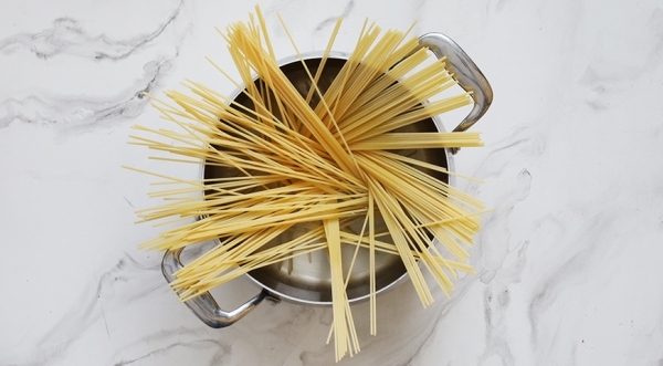 Паста карбонара с ветчиной и сливками, пошаговый рецепт с фото на 772 ккал